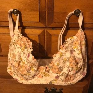 Victoria’s Secret lacy underwire bra 32 DDD